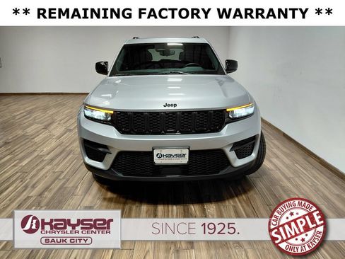 Used 2022 Jeep Grand Cherokee Altitude AWD/4WD image 3