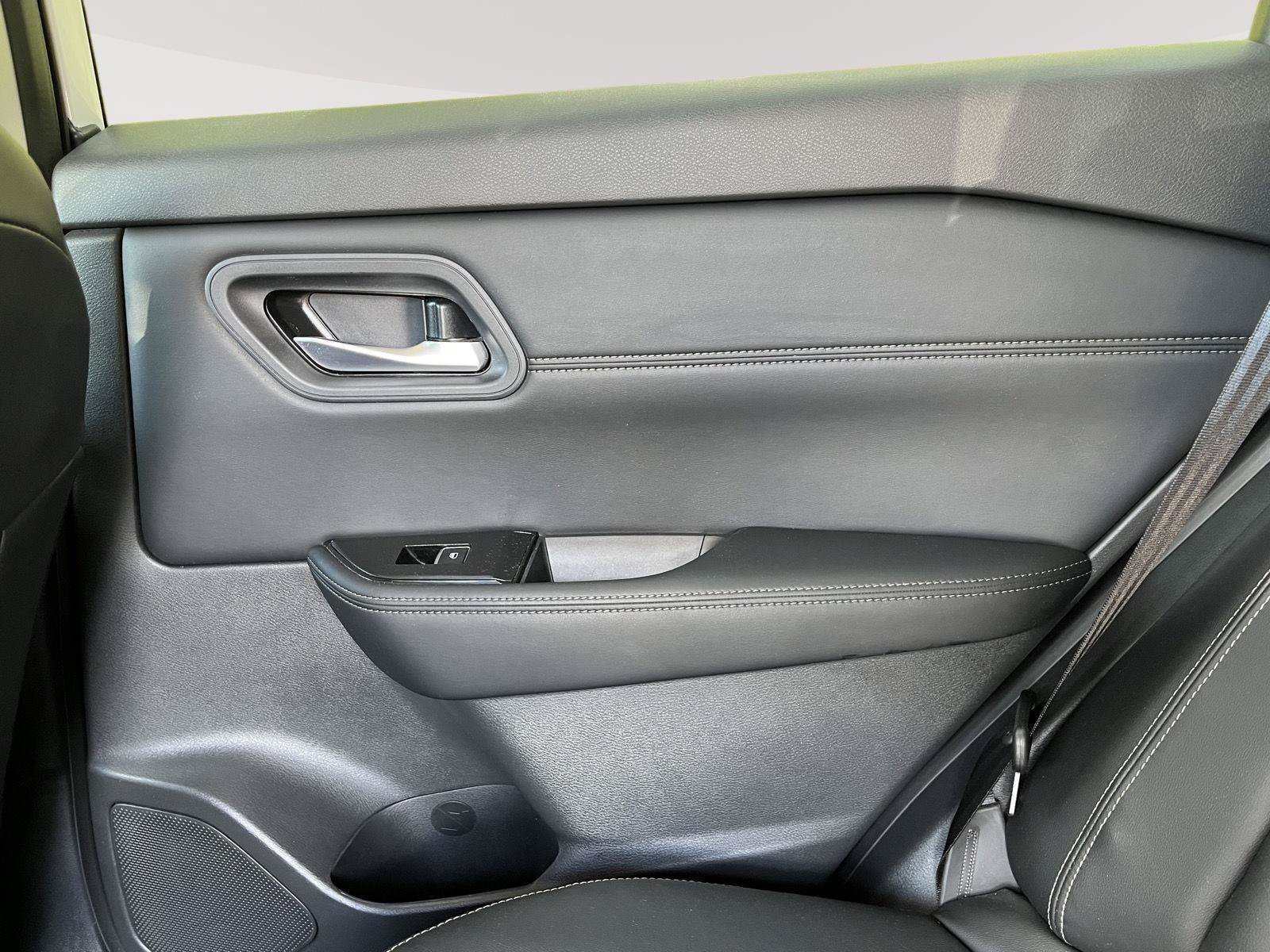 Used 2025 Nissan Rogue SL AWD/4WD image 15