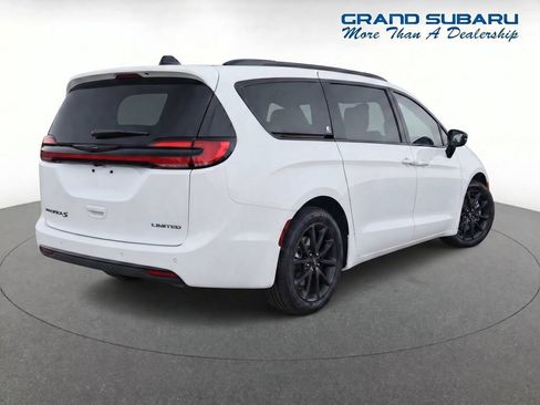 Used 2025 Chrysler Pacifica Limited FWD image 3