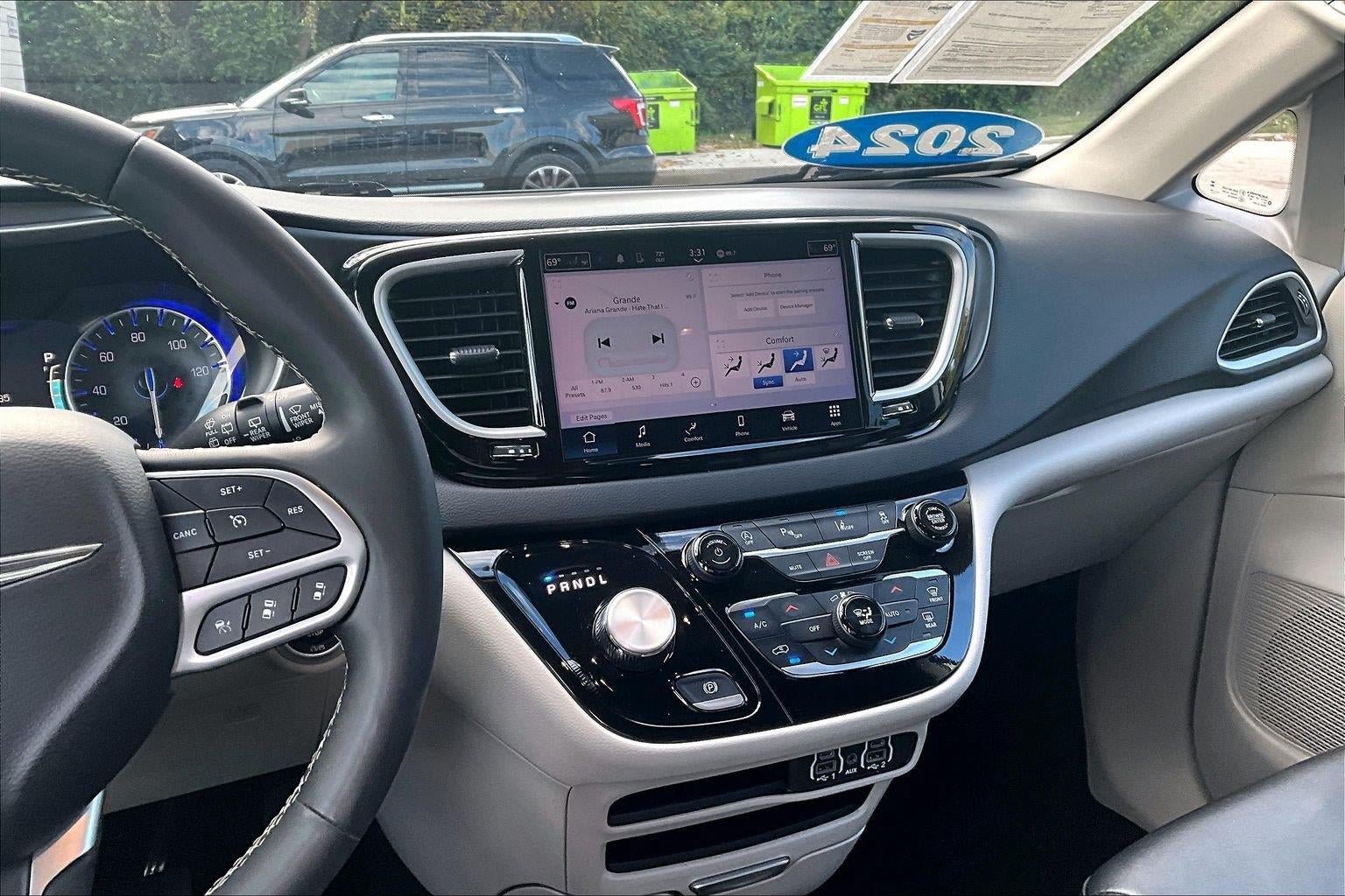 Used 2024 Chrysler Pacifica Touring-L FWD image 6