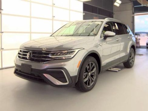 Used 2023 Volkswagen Tiguan SE w/ Panoramic Sunroof Package AWD/4WD image 6