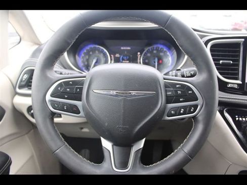 Used 2022 Chrysler Pacifica Touring-L FWD image 30