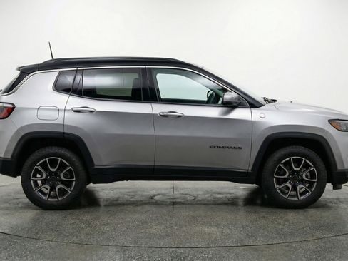 Used 2025 Jeep Compass Trailhawk AWD/4WD image 11