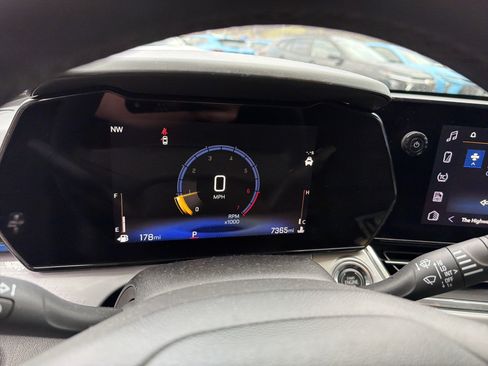 Used 2025 Chevrolet Trax LT w/ LT Convenience Package FWD image 18