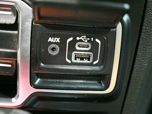 Used 2020 Jeep Wrangler Unlimited Sahara image 32