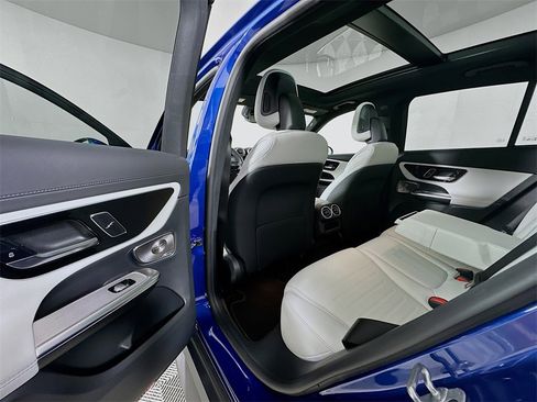 Used 2025 Mercedes-Benz GLC 300 4MATIC image 17