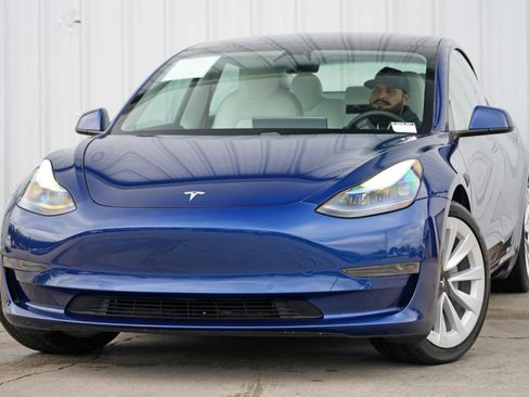 Used 2021 Tesla Model 3 Standard Range Plus image 3