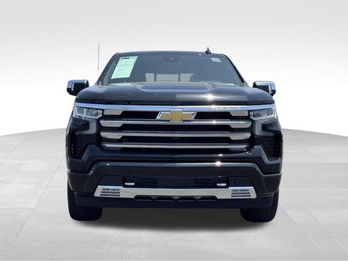 Used 2025 Chevrolet Silverado 1500 High Country w/ High Country Premium Package AWD/4WD image 3