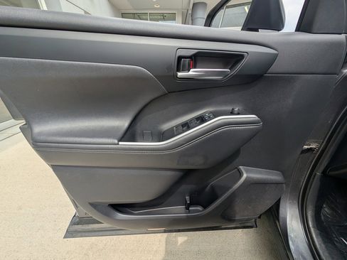 Used 2021 Toyota Highlander XLE image 39