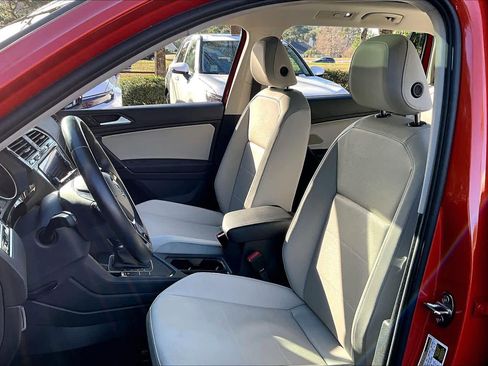 Used 2019 Volkswagen Tiguan SE w/ Panoramic Sunroof Package image 7