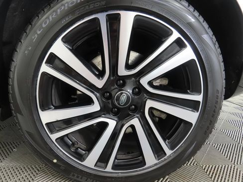 Certified 2023 Land Rover Range Rover SE image 31