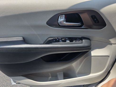 Used 2024 Chrysler Pacifica Touring-L FWD image 19