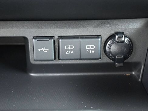 Used 2021 Toyota Highlander XLE AWD/4WD image 24