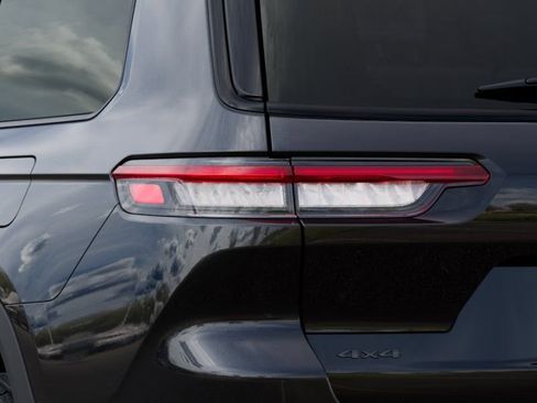 New 2025 Jeep Grand Cherokee L Limited w/ Black Appearance Package AWD/4WD image 9