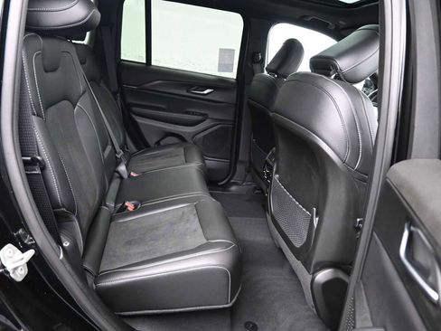 Used 2024 Jeep Grand Cherokee Altitude image 12