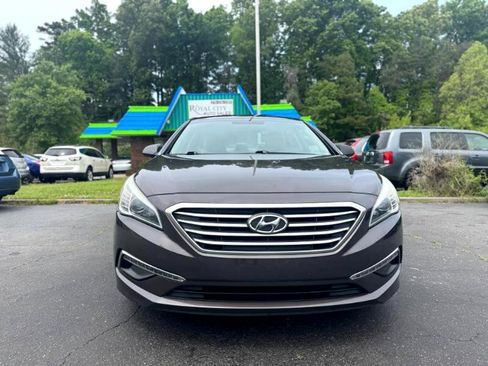 Used 2015 Hyundai Sonata SE image 2