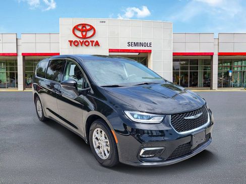 Used 2024 Chrysler Pacifica Touring-L FWD image 2