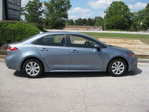 Used 2020 Toyota Corolla LE FWD image 3