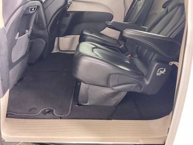 Used 2023 Chrysler Pacifica Touring-L FWD image 14