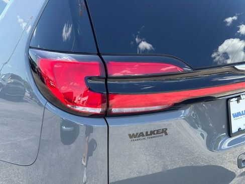 Used 2022 Chrysler Pacifica Touring-L FWD image 11