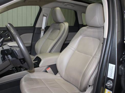 Used 2021 Lincoln Corsair FWD w/ Premium Package image 11