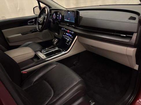 Used 2024 Kia Carnival EX FWD image 26