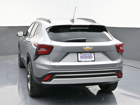 Used 2025 Chevrolet Trax LT w/ Sunroof Package image 6