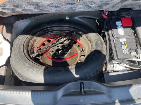 Used 2017 Chrysler 300 Limited RWD image 9