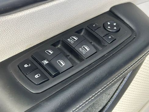 Used 2023 Chrysler Pacifica Touring-L FWD image 35