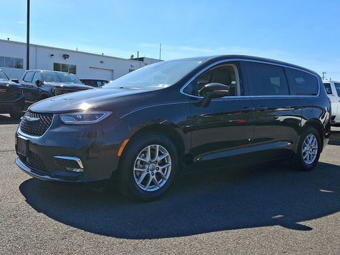 Used 2024 Chrysler Pacifica Touring-L FWD image 3