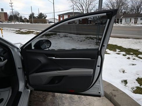 Used 2022 Toyota Camry SE w/ Cold Weather Package image 18