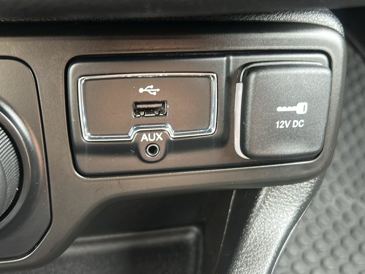 Used 2018 Jeep Renegade Latitude w/ Cold Weather Group AWD/4WD image 11