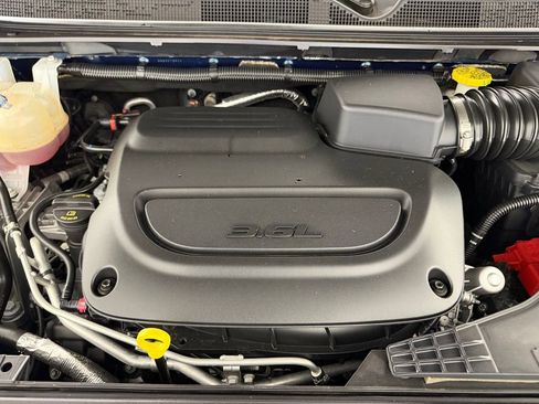 Used 2024 Chrysler Pacifica Limited image 36