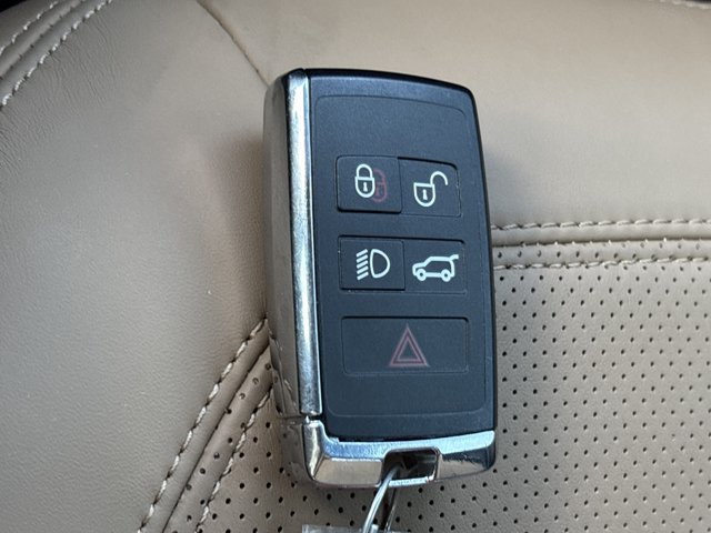 Used 2025 Land Rover Defender 110 X-Dynamic SE AWD/4WD image 44