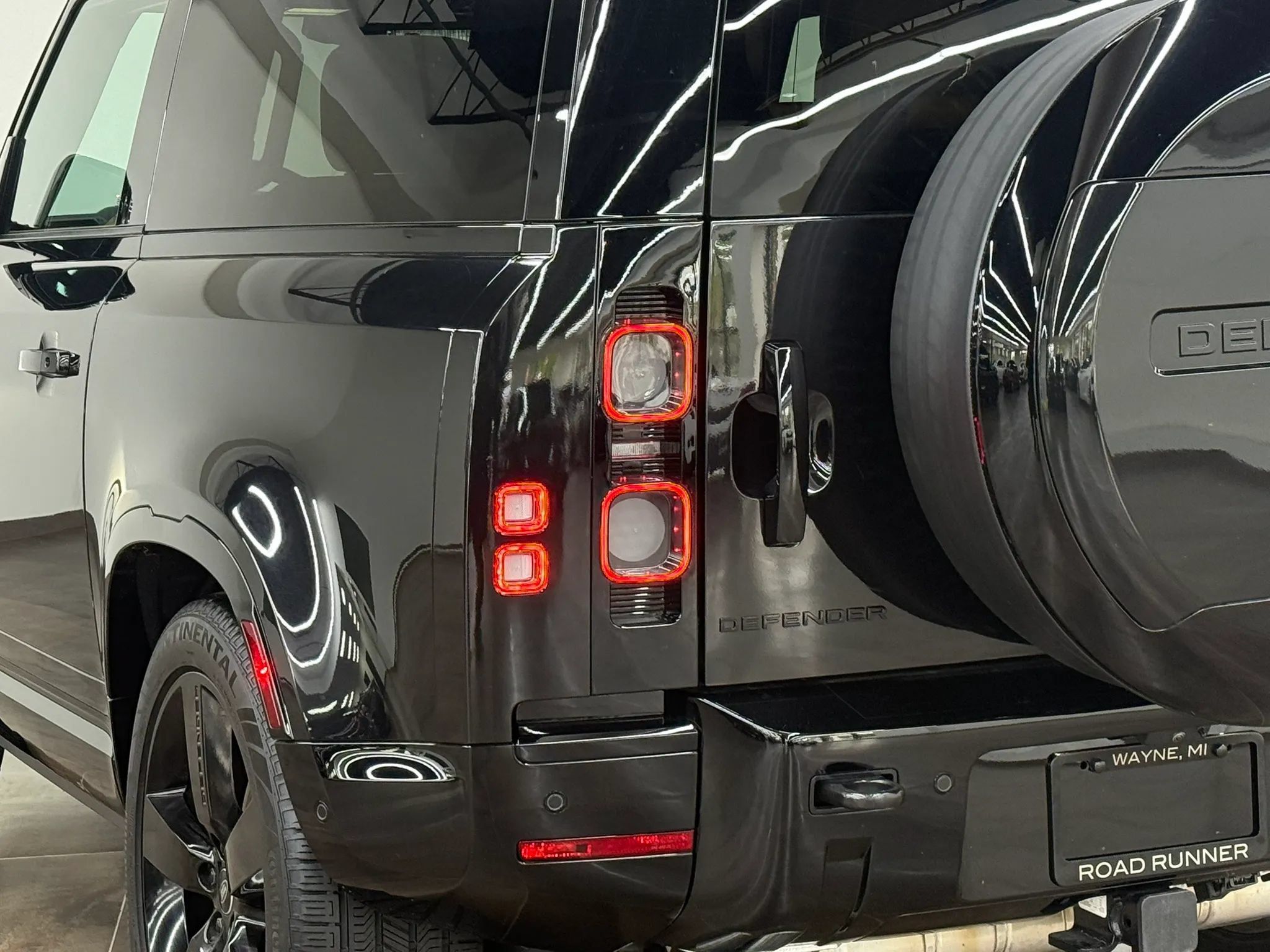 Used 2024 Land Rover Defender 90 V8 AWD/4WD image 9