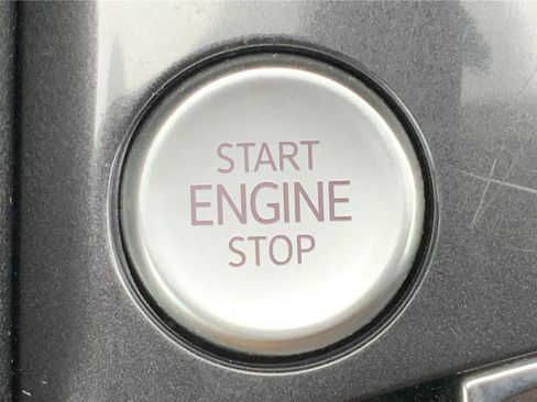 Used 2024 Volkswagen Tiguan SE image 35