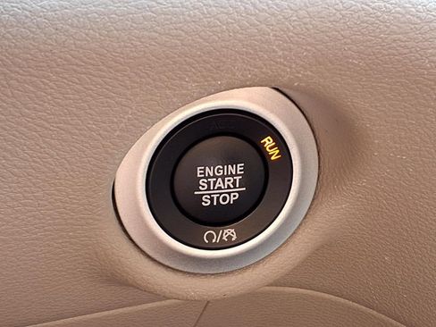 Used 2024 Chrysler Pacifica Touring-L FWD image 28