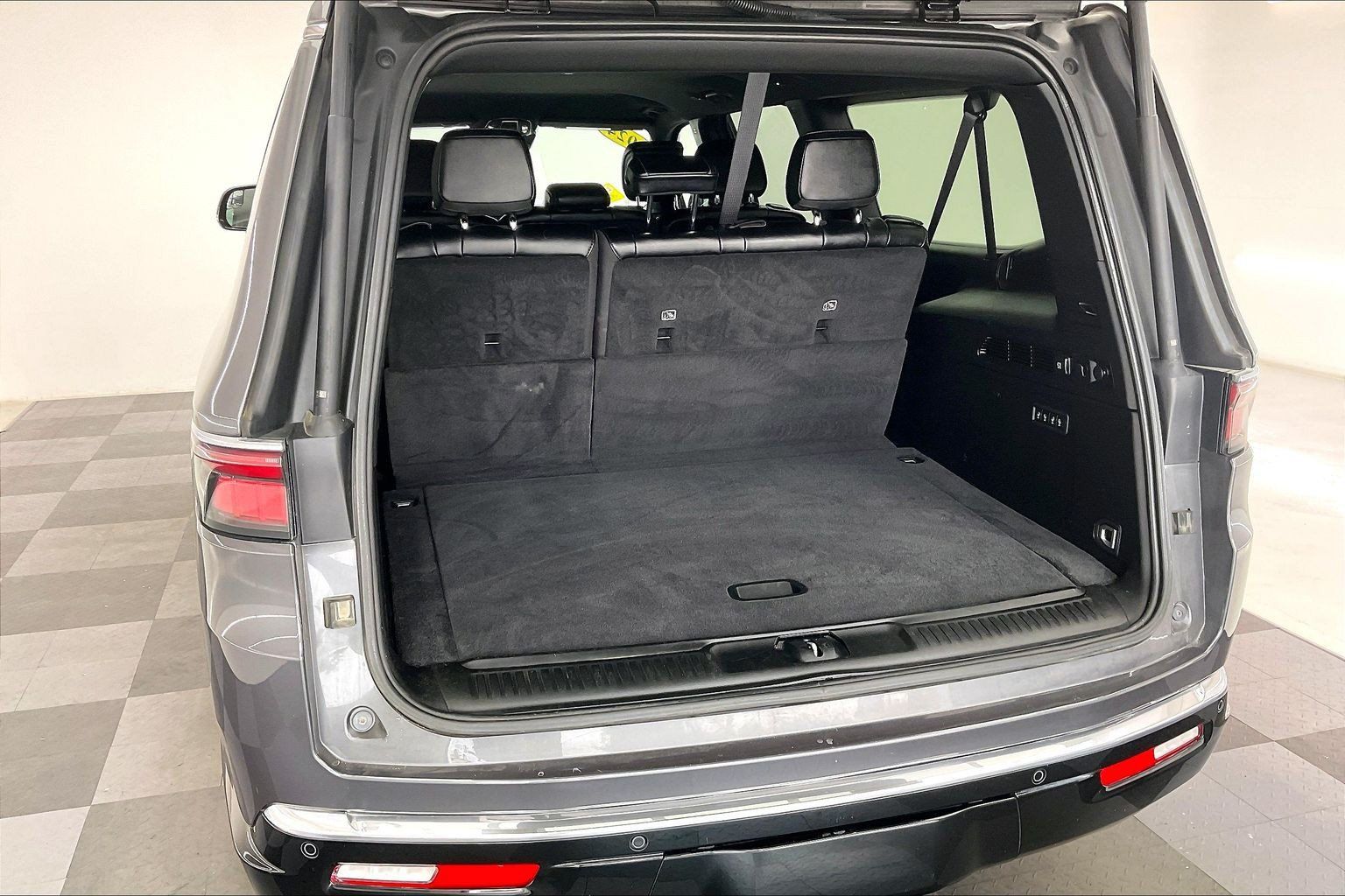 Used 2024 Jeep Wagoneer L Series III w/ Flexible Seating Group AWD/4WD image 27