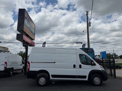 Used 2020 RAM ProMaster 2500 w/ Premium Appearance Group FWD image 2