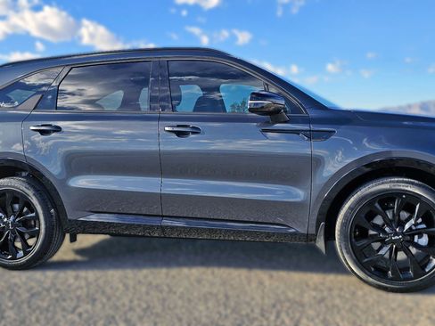Used 2023 Kia Sorento SX image 3