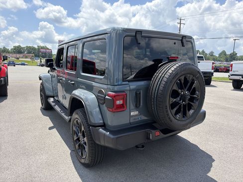 Used 2025 Jeep Wrangler Unlimited Sahara AWD/4WD image 8