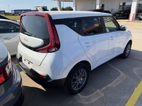 Used 2022 Kia Soul LX FWD image 3