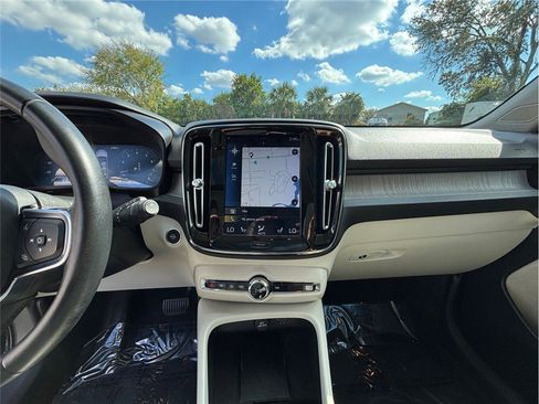 Used 2020 Volvo XC40 T5 Inscription w/ Protection Package image 11