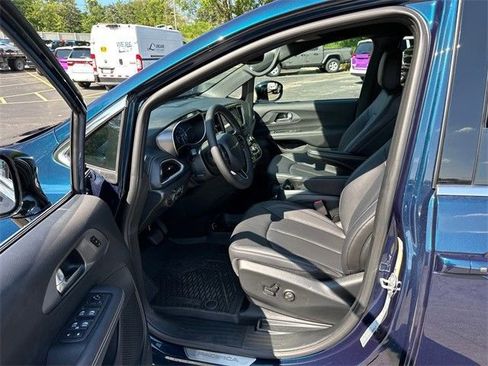 New 2025 Chrysler Pacifica Select image 35