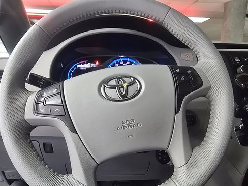 Used 2011 Toyota Sienna XLE image 27