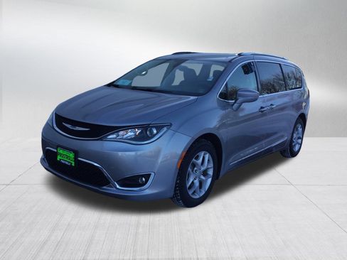 Used 2019 Chrysler Pacifica Touring-L w/ Tire & Wheel Group image 2