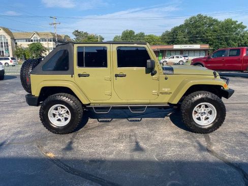 Used 2013 Jeep Wrangler Unlimited Sahara AWD/4WD image 4