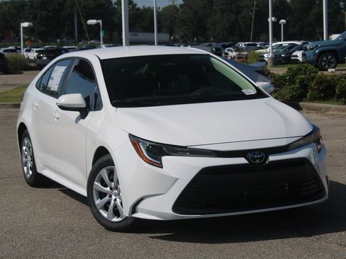 Used 2026 Toyota Corolla LE FWD image 4