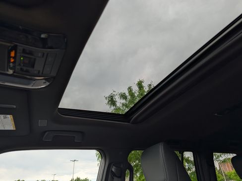 Used 2025 Lexus GX 550 w/ Accessory Package (2T) AWD/4WD image 32