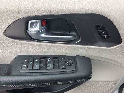 Used 2024 Chrysler Pacifica Touring-L FWD image 20